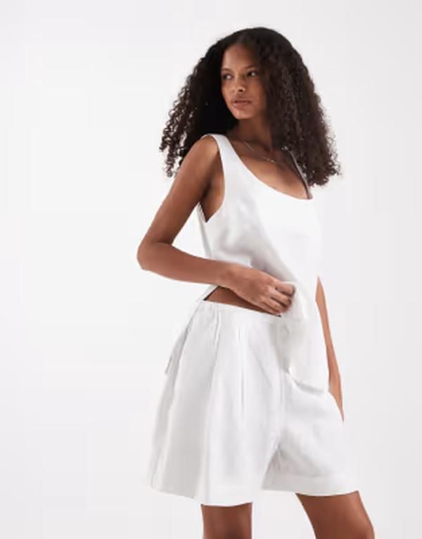 エイソス レディース ボトムス ハーフパンツ・ショーツ ショートパンツ リネン ASOS DESIGN pull on linen shorts White ホワイト