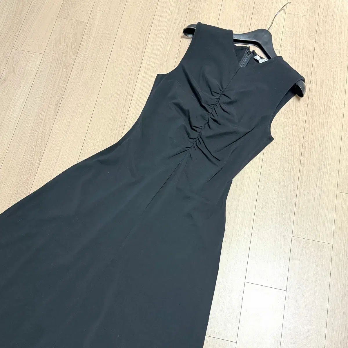 COS スリムフィット ギャザー ノースリーブ ロング丈ワンピース ブラック フレア ノースリーブ ストレッチ シャーリング スリーブレス ゲストルック