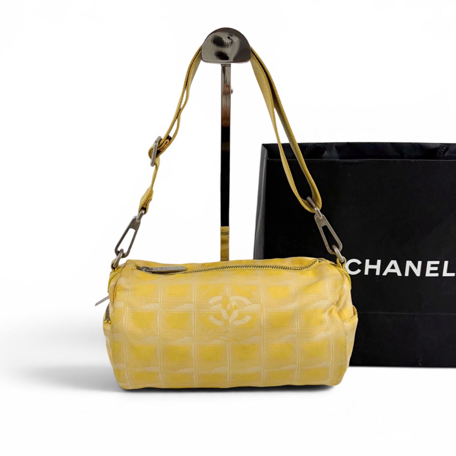 シャネル　CHANEL ニュートラベルライン　筒型　ドラム型　アクセサリーポーチ　ワンショルダーバッグ　ハンドバッグ　イエロー　ナイロンキャンバス