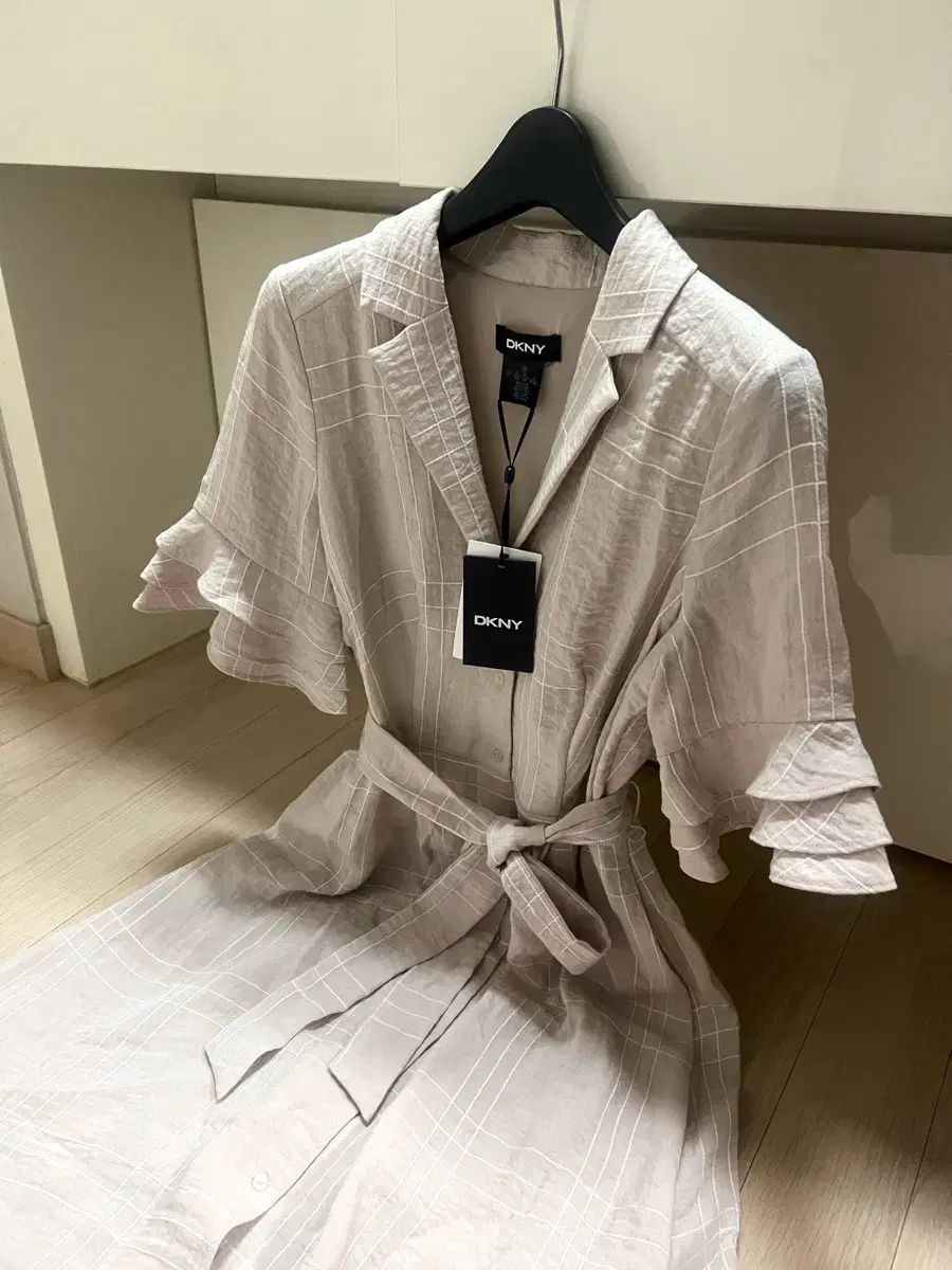 新品) DKNY ティアードフリル袖 レーヨン CHECK ロング丈ワンピース ベージュベルト 半袖 レディース 夏 ONE PIECE