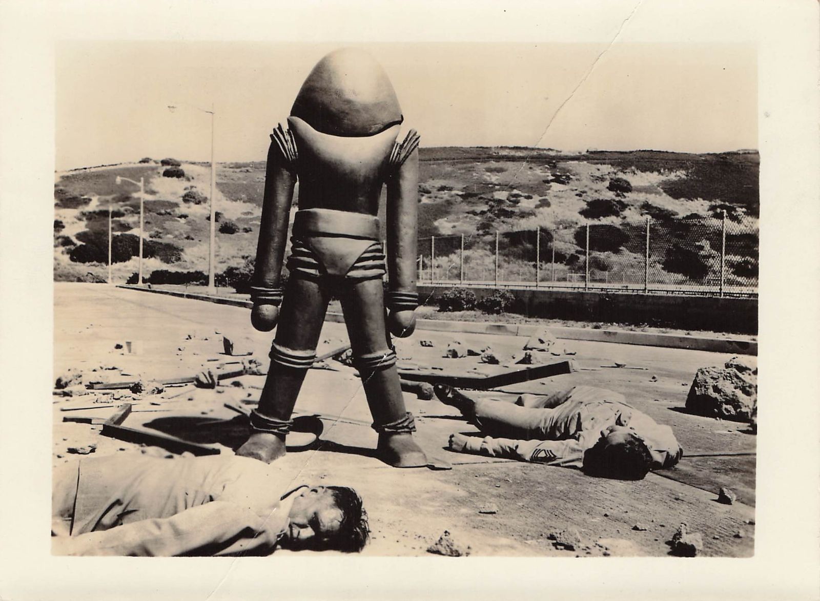 t『空飛ぶ円盤地球を襲撃す』1956年映画劇場宣伝用正規オリジナルスチール写真　pt003983　フレッド・Ｆ・シアーズ カート・シオドマク レイ・ハリーハウゼン ヒュー・マーロウ ジョーン・テイラー