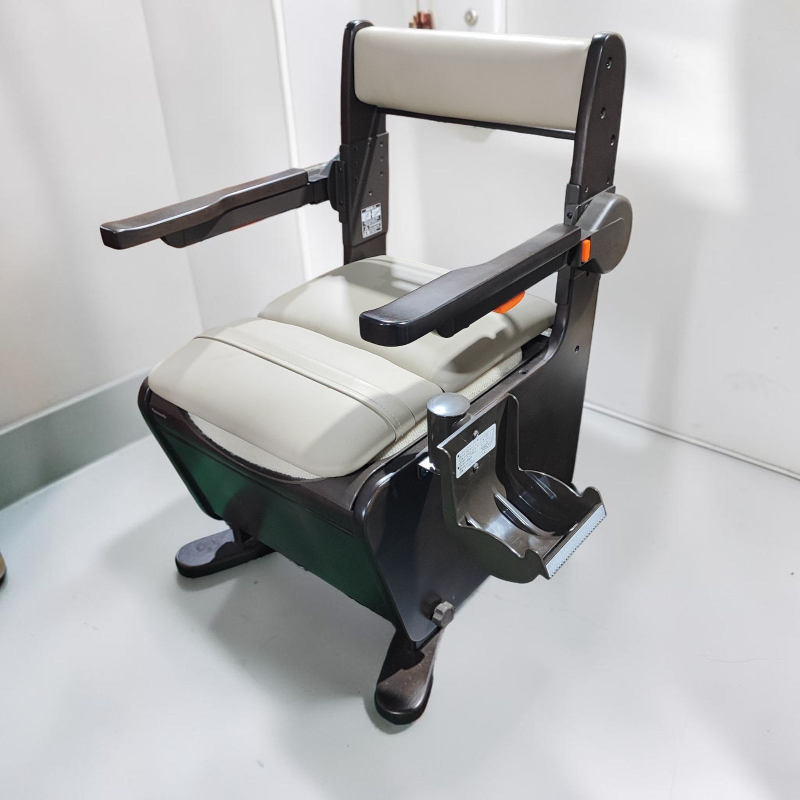 パナソニック Panasonic 家具調トイレ 座楽 PN-L23406 【定価95,700円】 ひじ掛けはねあげ ポータブルトイレ 介護用品 木製 キャスター付 高さ調整 プラスチック便座 ダークブラウン 介護椅子 排泄介護