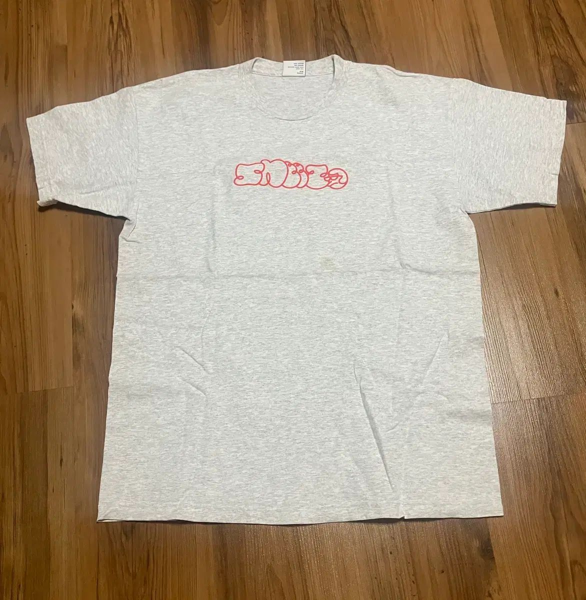 スニーズ sneeze mag x Classic Grip Tシャツ