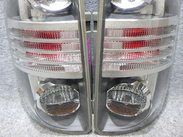 トヨタ ヴォクシー ZRR70 前期 社外テールランプ左右セットと おまけ