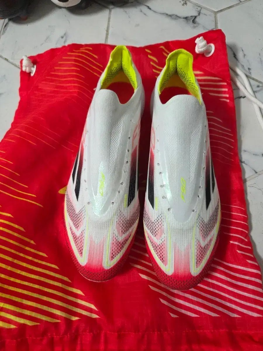 F50 エリート ll FG ロドリゴ スタイル (スタッズダメージ フリンジ)