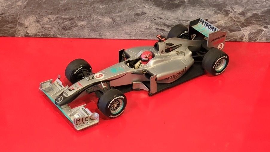 MINICHAMPS　1/18　メルセデスGP　PETRONAS　ペトロナス　2010　MGP W01　ミハエル・シューマッハ　ミニカー