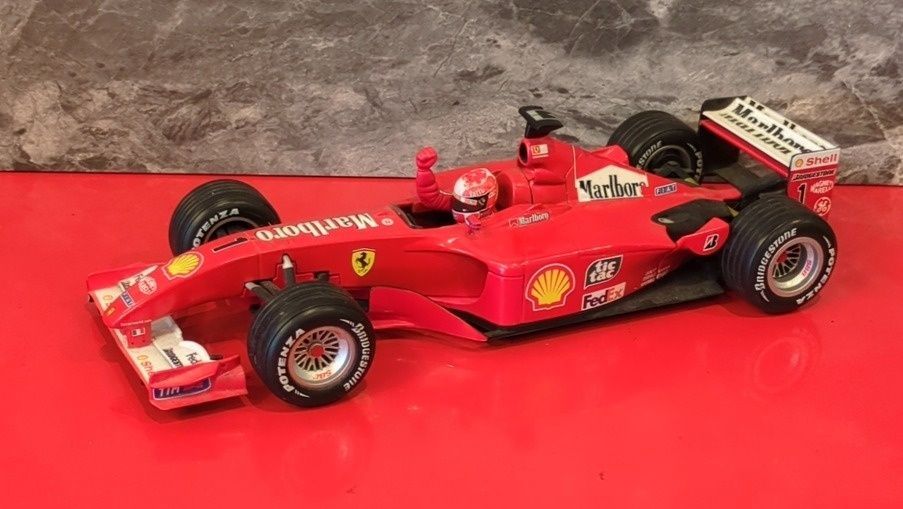 ホットウィール　Ferrari F2001　1/18　ミハエル・シューマッハ　2001　ミニカー　ガッツポーズ仕様　マテル