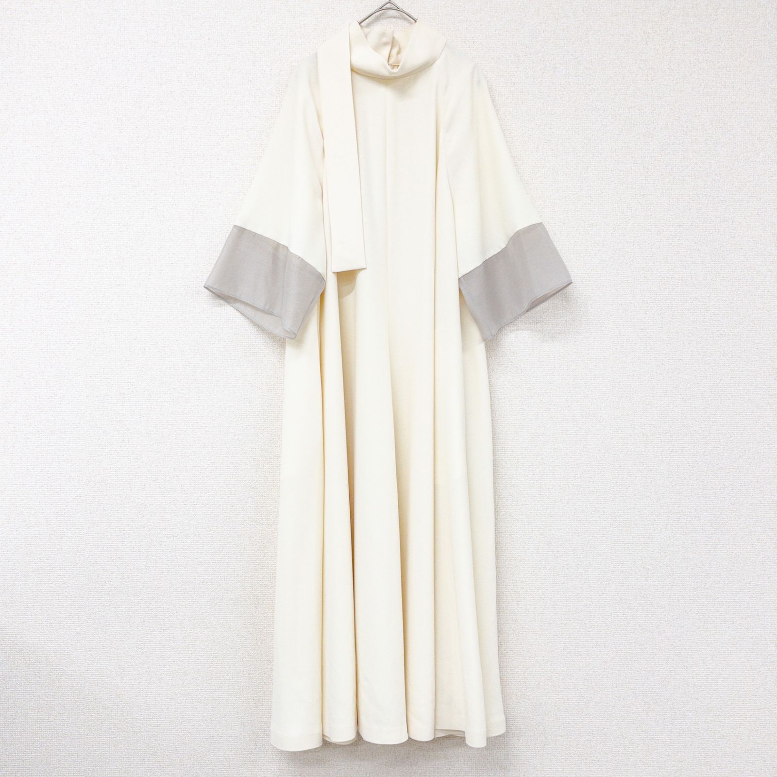 【新品同様】ADORE アドーア 2023年 ワンピース ロング丈 ストール ポリエステル ホワイト 日本製 レディース 38 b01737