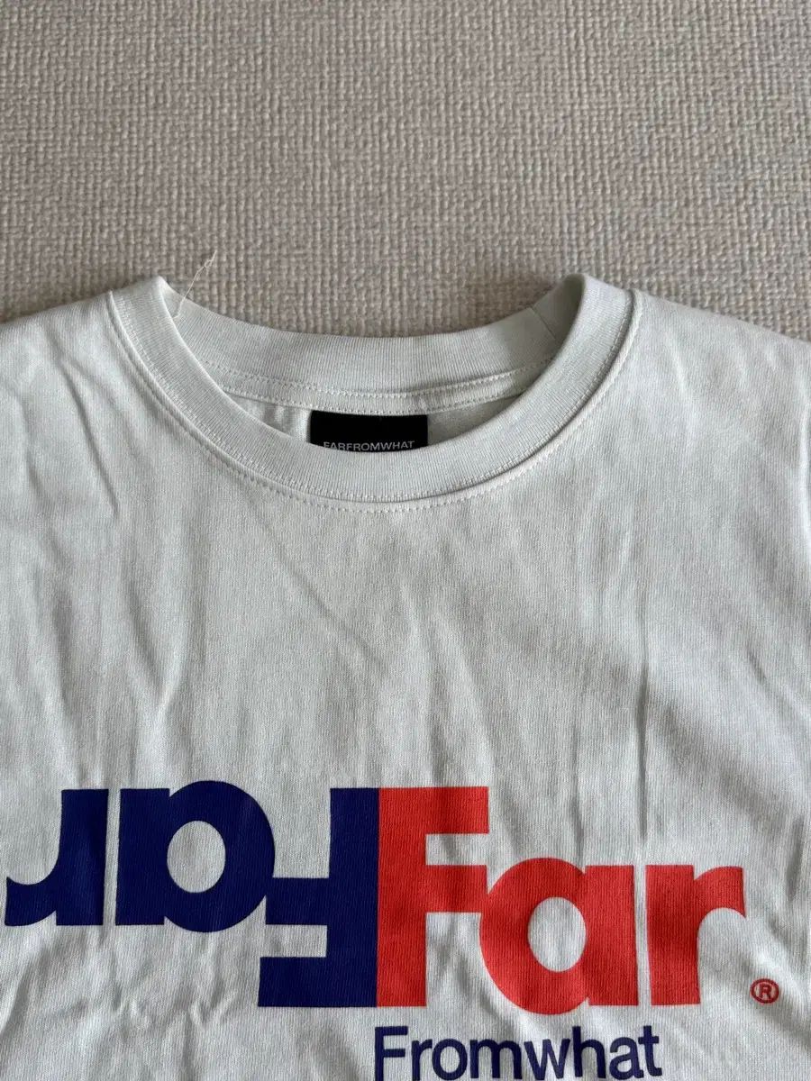 1 FAR FROM WHAT ツートン ロゴ Tシャツ