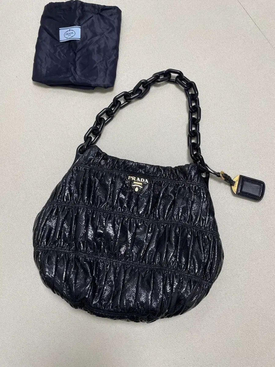 PRADA プラダ ペイデント ショルダーバッグ