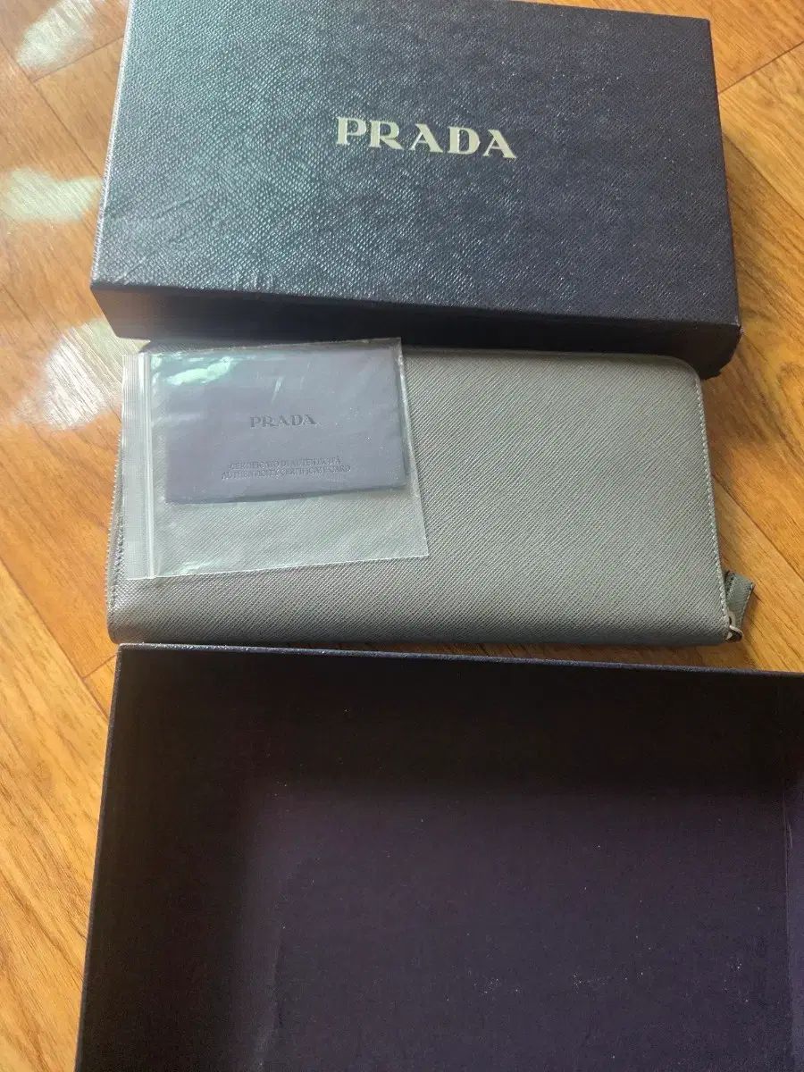 PRADA プラダ 長財布
