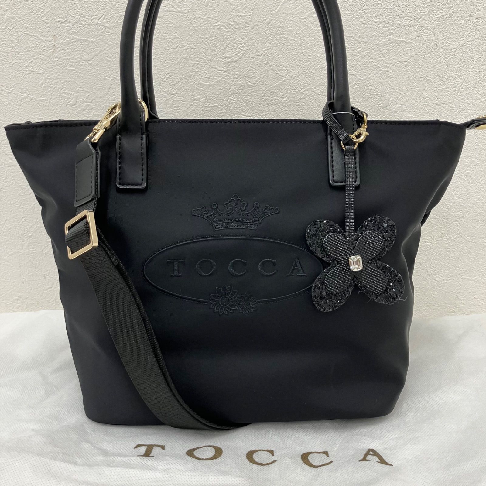 4324　TOCCA　トッカ　ハンドバッグ　2way　 ショルダーバッグ　ブラック系　黒　無地　 ロゴ　刺繍　ナイロン　レザー　保存袋付き　 チャーム付き　レディース