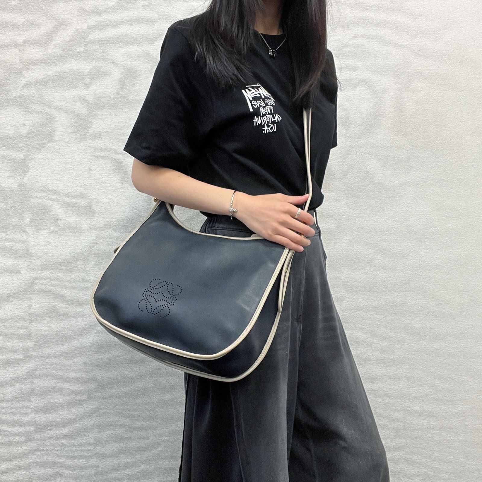 中古】LOEWE ロエベ アナグラム レザー ショルダーバッグ レザー 