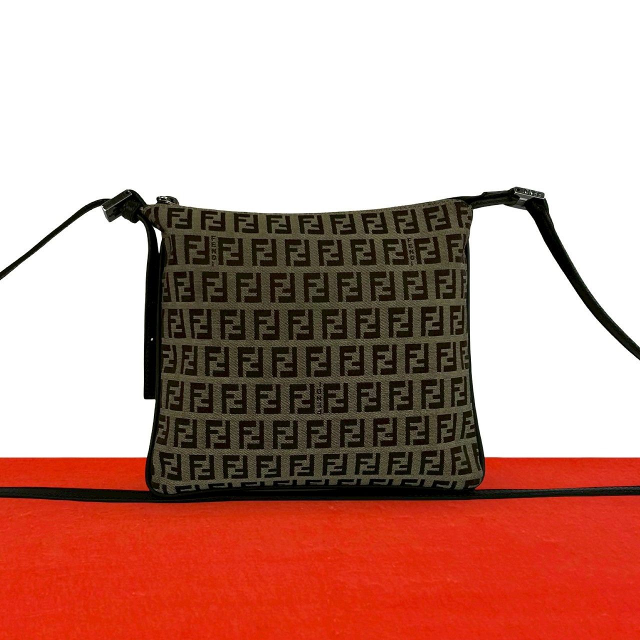 FENDI フェンディ サコッシュ ロゴ レディース（ブランドフェンディ 