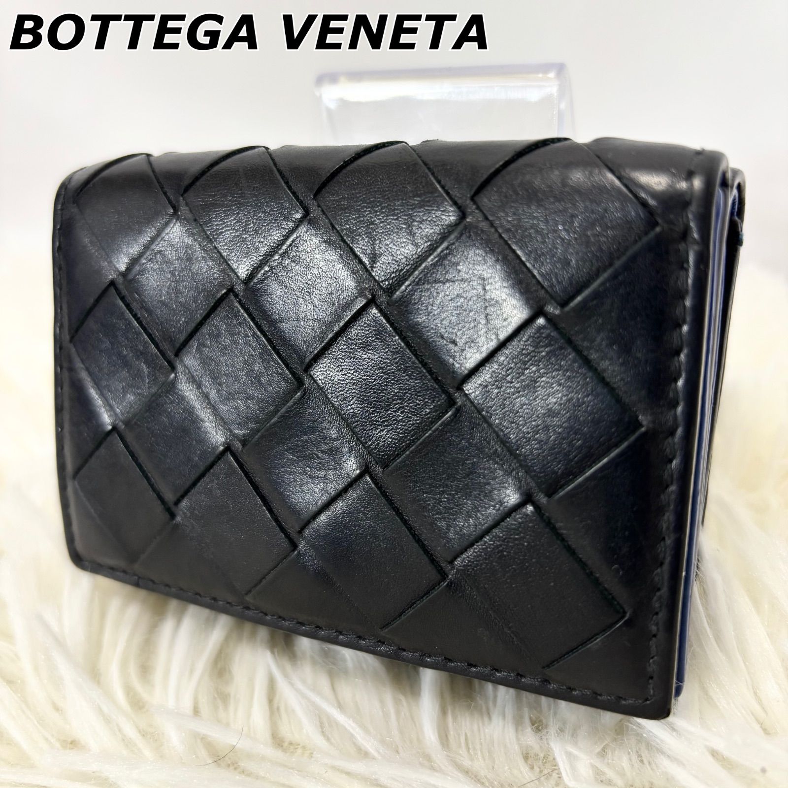 【美品】ボッテガヴェネタ BOTTEGA VENETA 三つ折り財布 マキシイントレチャート ロゴ型押し ブラック×ブルー イタリア製 P01582825L
