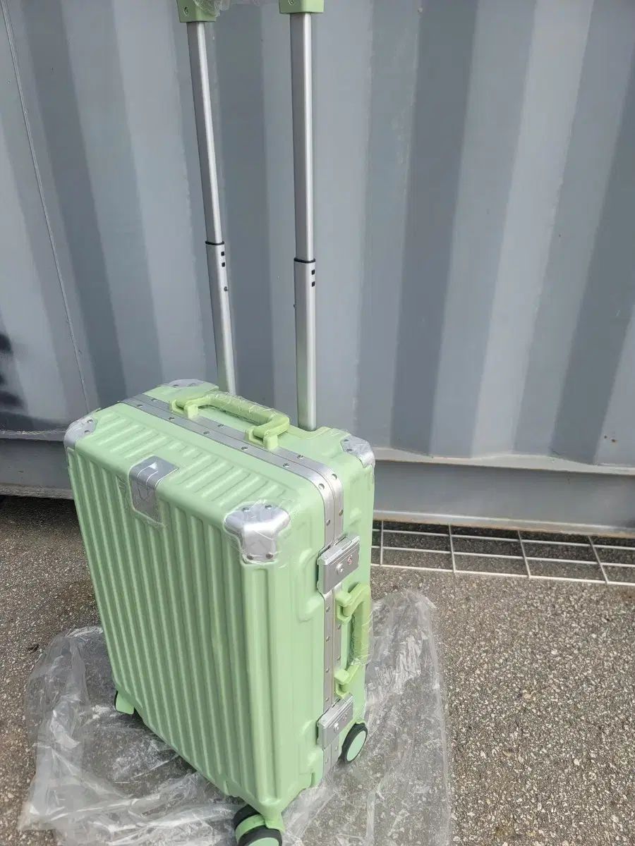 新品 20インチ 機内持ち込み キャリー ポリカーボネイト