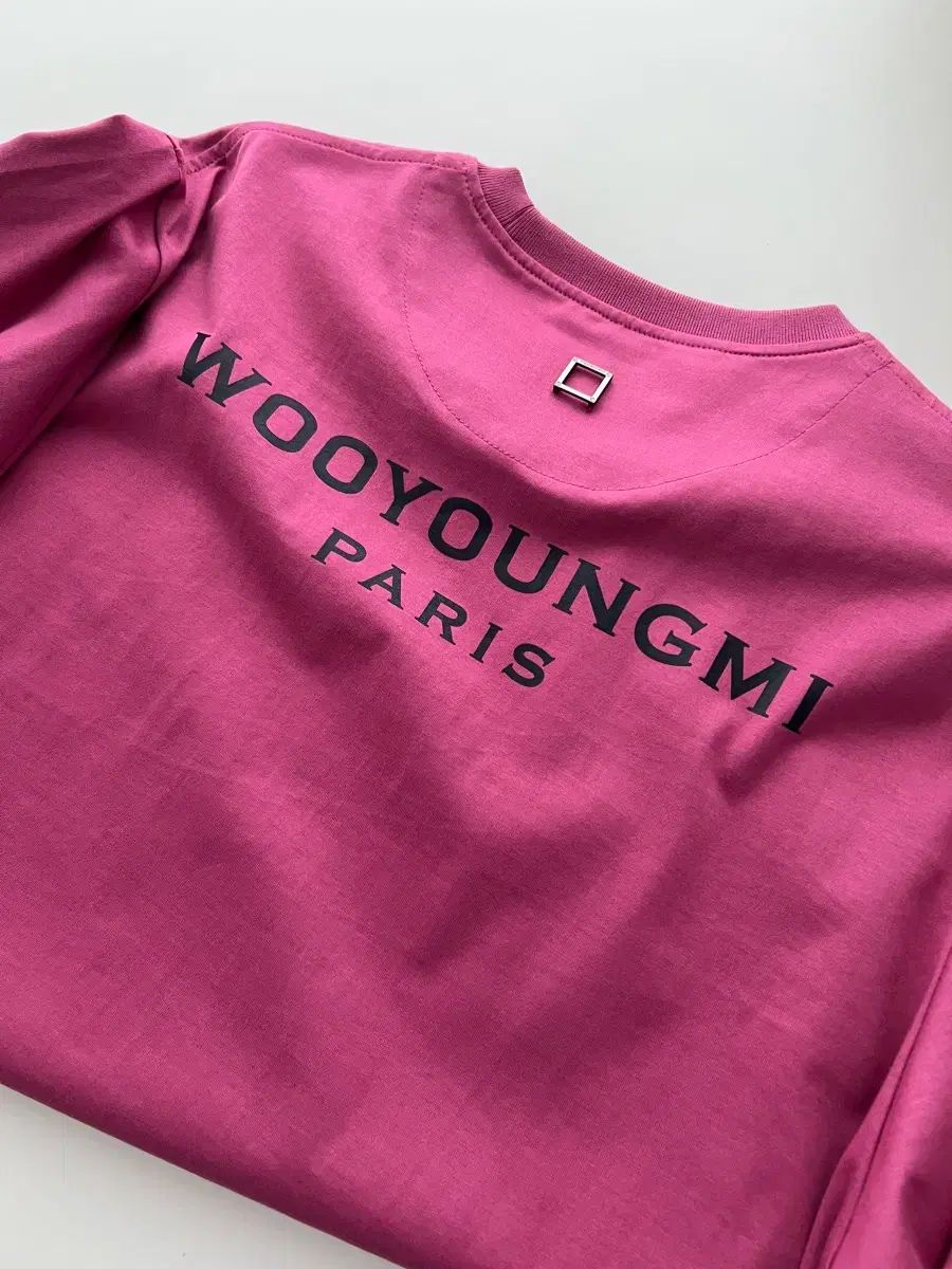 48 ウーヨンミ(WOOYOUNGMI) ピンク バックロゴ Tシャツ 22fw