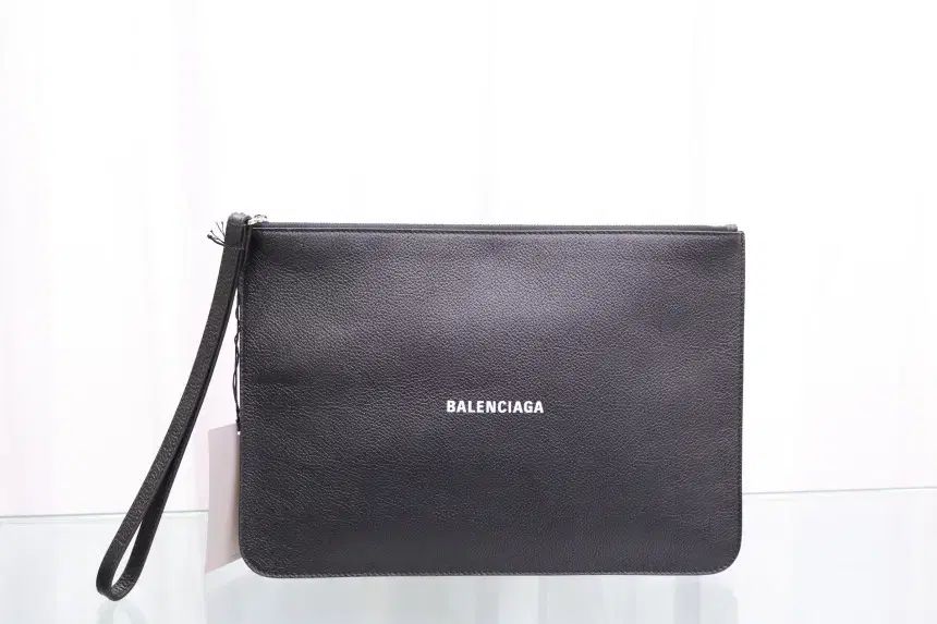 バレンシアガ 未使用 新品 ロゴ ストラップ クラッチバッグ 655605