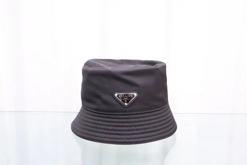 PRADA プラダ 未使用 新品 リナイロン 三角ロゴ バケット ハット 帽子 2hc137