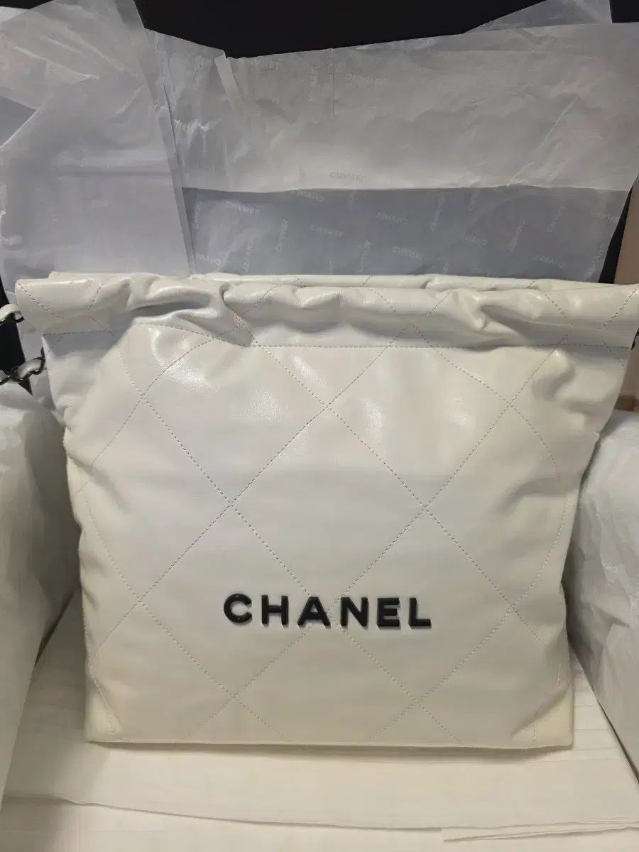 新品 CHANEL シャネル 22バッグ ミディアム 白 黒ロゴ 出品