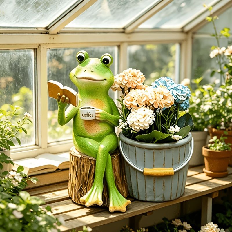 鉢植え 植木鉢 プランター プラントポット フラワーポット ガーデニング 樹脂 屋内 屋外 インテリア 庭 玄関 バケツの隣で本を読んでいるカエル かえる 多肉植物 サボテン 可愛い ユニークデザイン