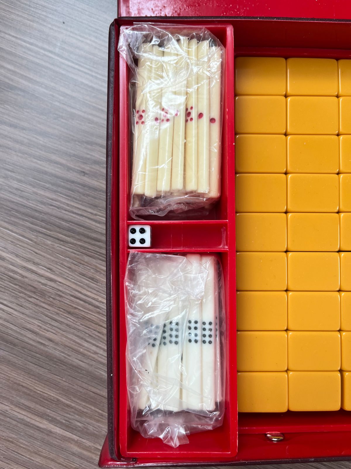 R25 【未開封あり】高級麻雀牌セット スリートーン牌 背黄 得点早見表