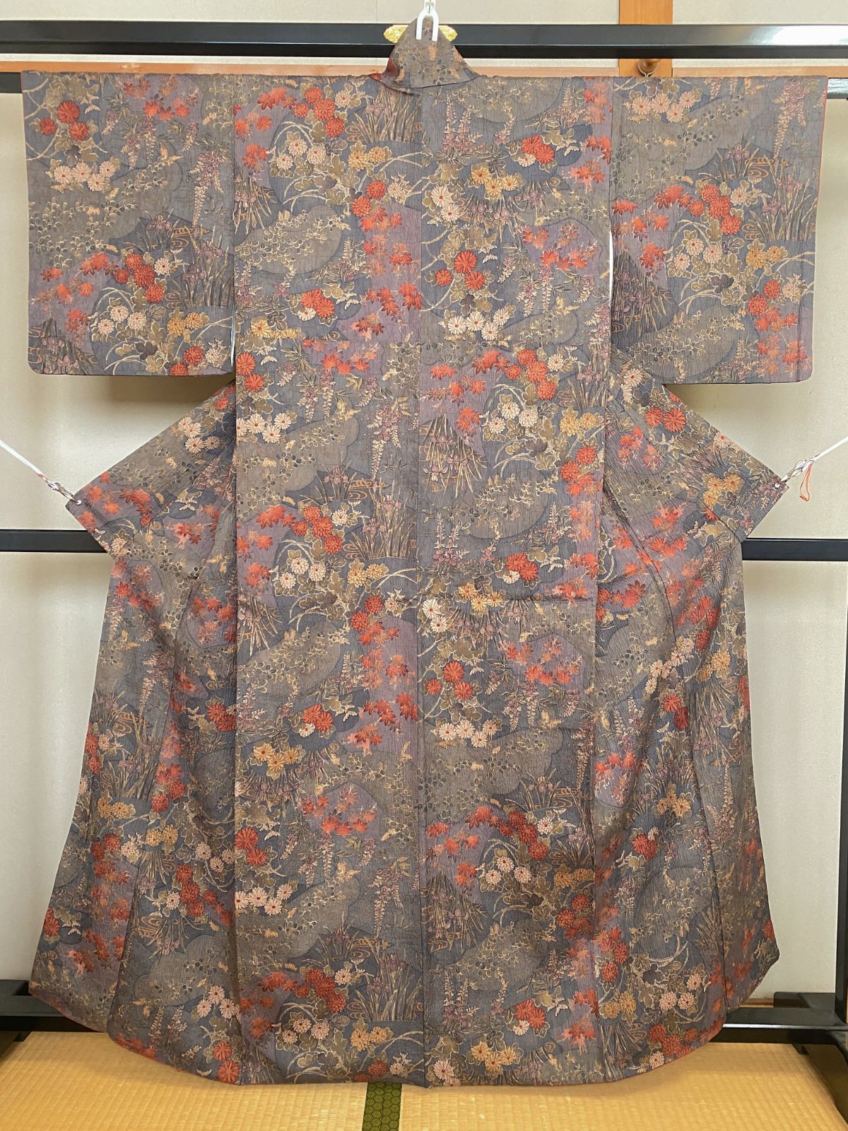 652B【アンティーク着物】小紋 袷 総柄 花文様 くすみパープル系 シボ感 正絹？？ リメイク素材にも？