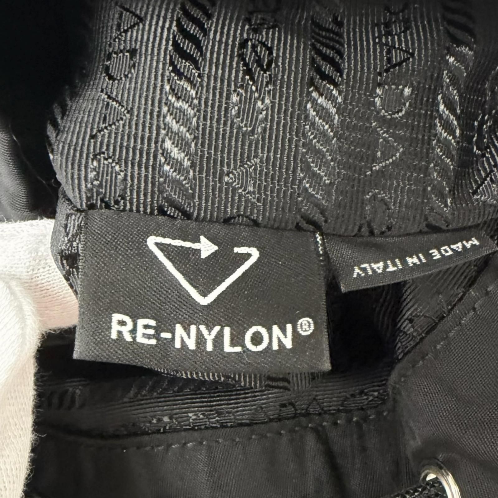 美品□PRADA プラダ 1NS369 一部レザー トライアングルロゴ Re-Nylon ポーチ 巾着バッグ ハンドバッグ ブラック イタリア製 メンズ