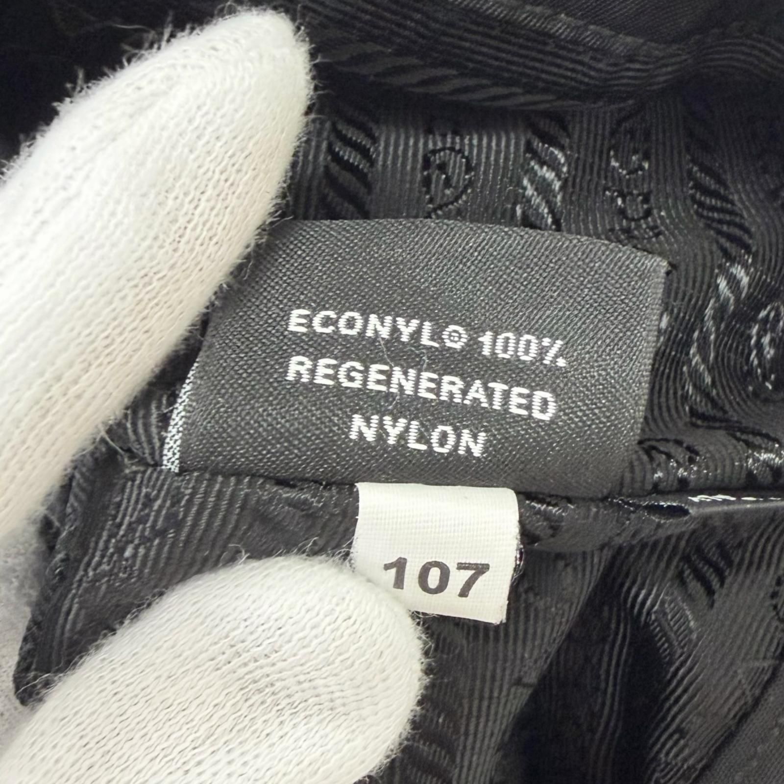 美品□PRADA プラダ 1NS369 一部レザー トライアングルロゴ Re-Nylon ポーチ 巾着バッグ ハンドバッグ ブラック イタリア製 メンズ