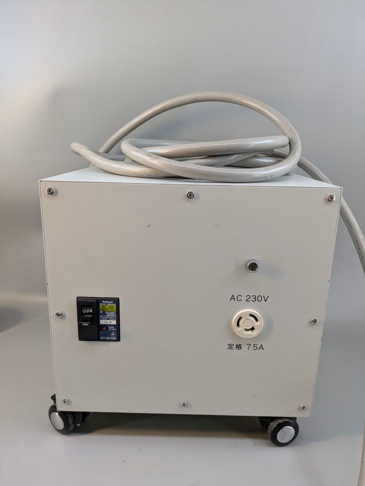 動作確認済 大型変圧器 AC200V入力 AC230V出力 定格7.5A 約42kg キャスター付き 約5mケーブル 5.5平方mm ブレーカー搭載 工業用 業務用 電源トランス 千葉県松戸市引取歓迎