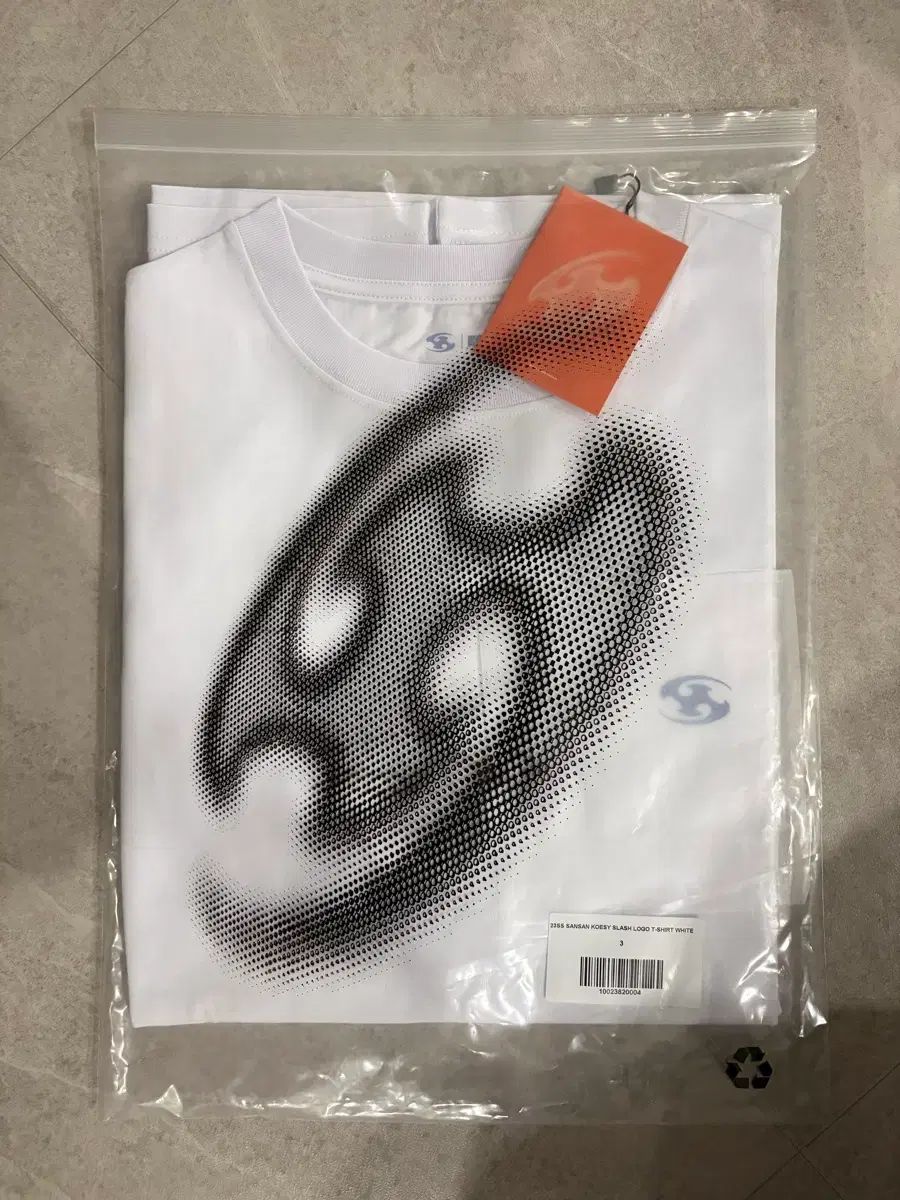 3 SAN SAN GEAR サンサンギアー Coe. KOESY スラッシュ ロゴ Tシャツ 白