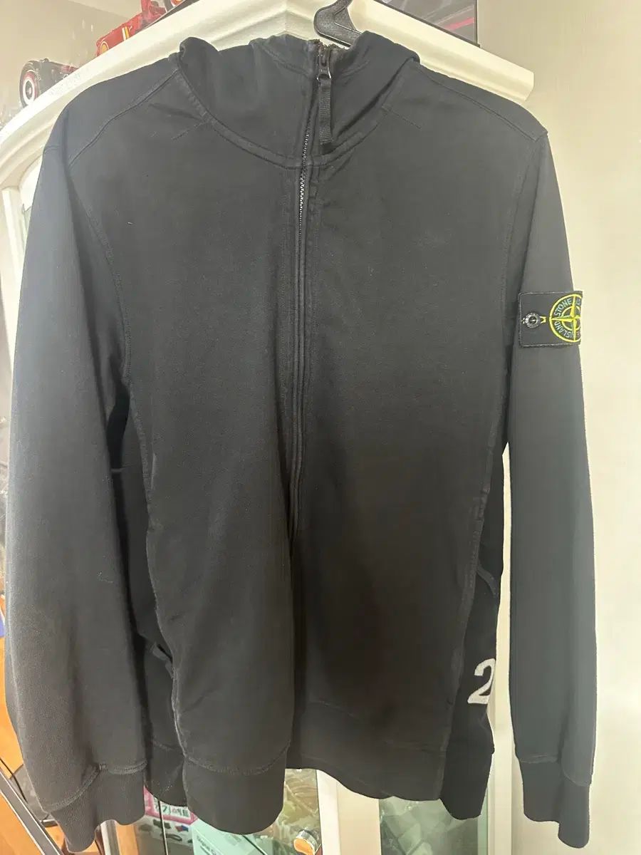 STONE ISLAND ストーンアイランド フードジップアップ Sサイズ