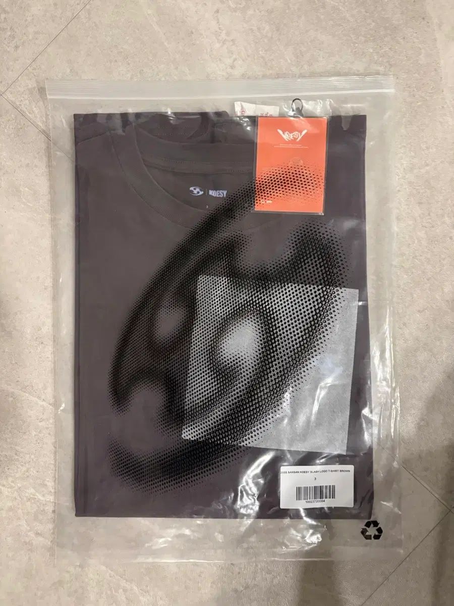 3 SAN SAN GEAR サンサンギアー KOESY（コーエシ） スラッシュ ロゴ Tシャツ ブラウン
