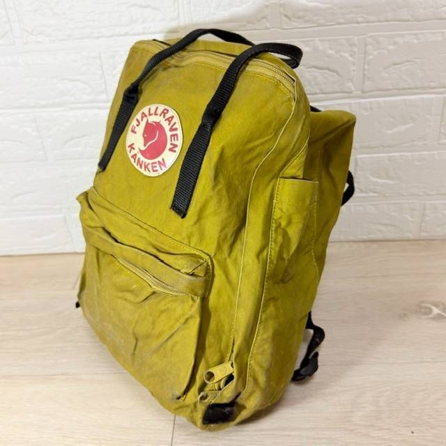 オリーブグリーンのリュック Fjallraven Kanken フェールラーベン 