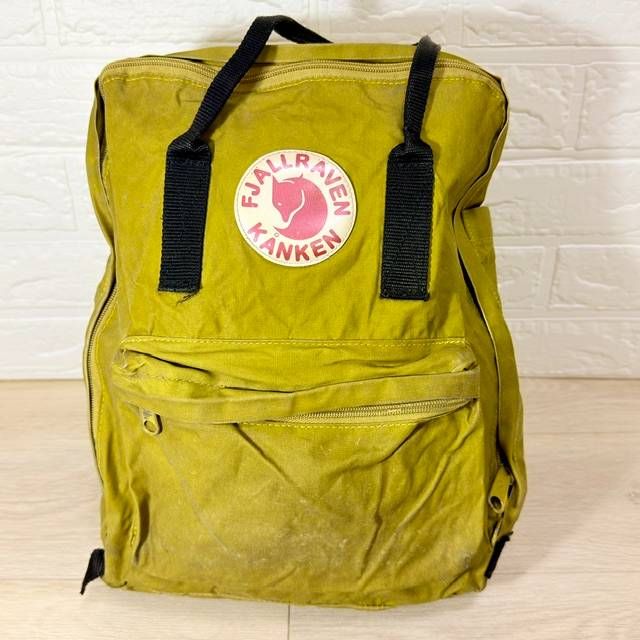 オリーブグリーンのリュック Fjallraven Kanken フェールラーベン 