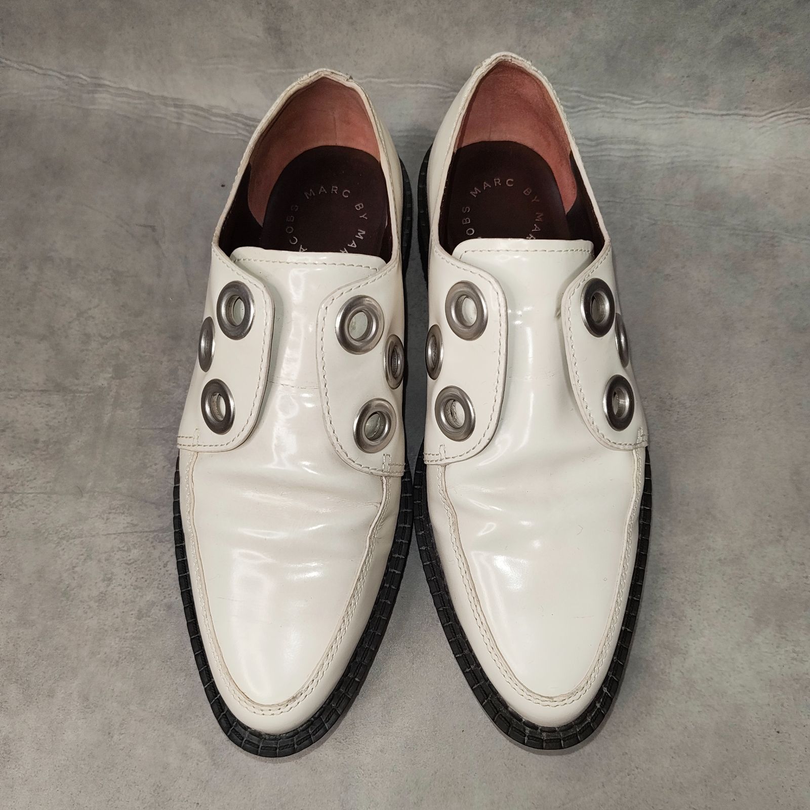 00s MARC BY MARC JACOBS Y2K Archive スタッズ 厚底 ラバーソール レザー シューズ ホワイト 白 革靴 ベルベットリボン ハトメ ギミック パンク ゴス ローファー プラットフォーム レディース 希少 名作 22.5cm相当