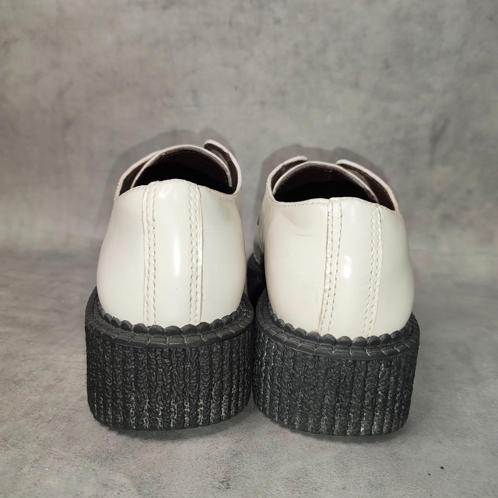 00s MARC BY MARC JACOBS Y2K Archive スタッズ 厚底 ラバーソール レザー シューズ ホワイト 白 革靴 ベルベットリボン ハトメ ギミック パンク ゴス ローファー プラットフォーム レディース 希少 名作 22.5cm相当