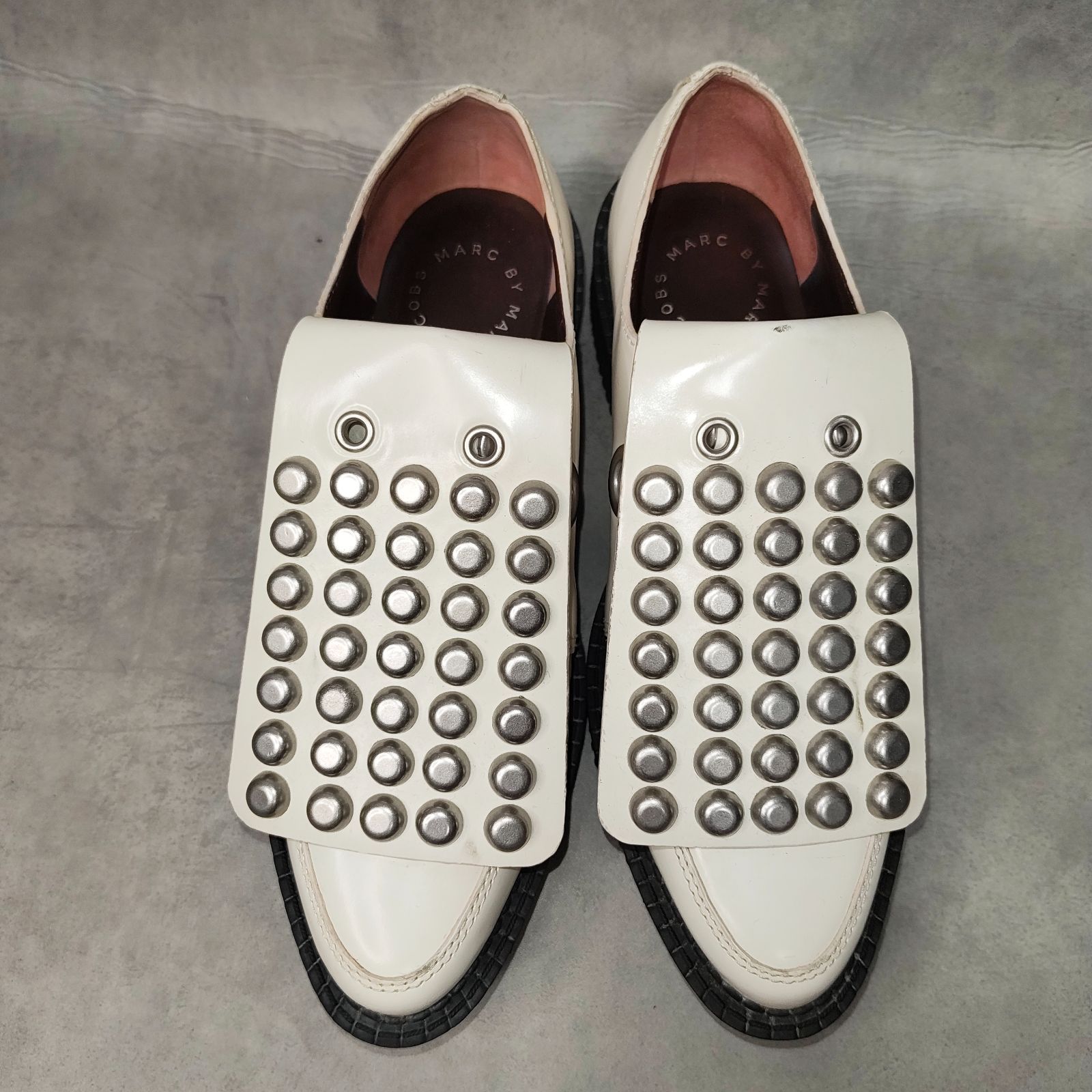 00s MARC BY MARC JACOBS Y2K Archive スタッズ 厚底 ラバーソール レザー シューズ ホワイト 白 革靴 ベルベットリボン ハトメ ギミック パンク ゴス ローファー プラットフォーム レディース 希少 名作 22.5cm相当