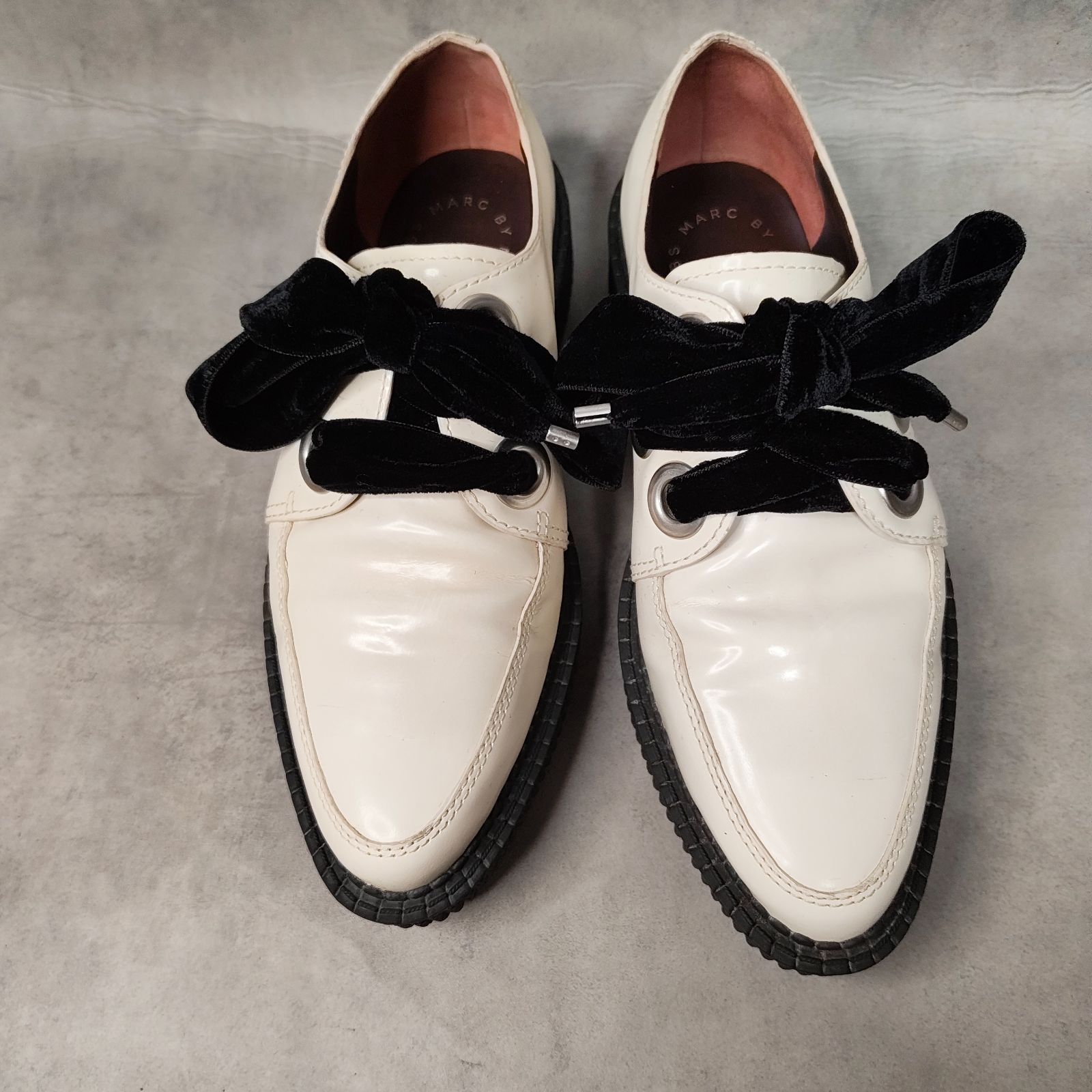 00s MARC BY MARC JACOBS Y2K Archive スタッズ 厚底 ラバーソール レザー シューズ ホワイト 白 革靴 ベルベットリボン ハトメ ギミック パンク ゴス ローファー プラットフォーム レディース 希少 名作 22.5cm相当