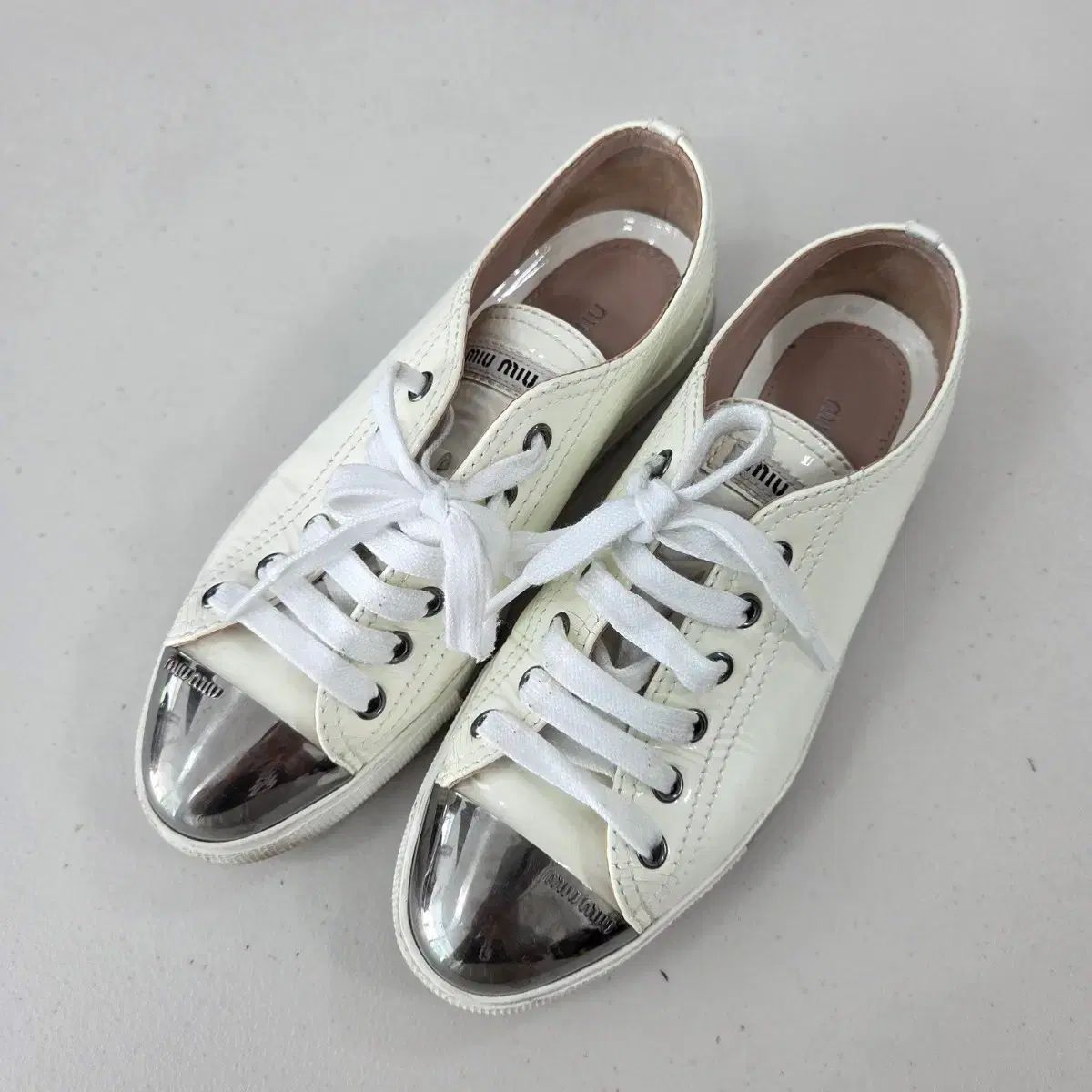 正規品 ミュウミュウ miumiu シルバー トゥー スニーカー 白