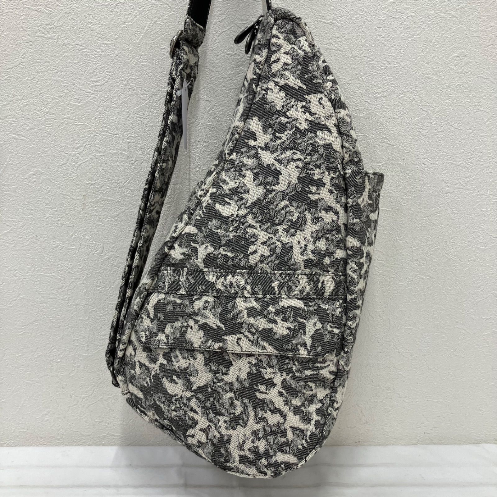 4679　【美品】　HEALTHY BACK BAG　ヘルシーバックバッグ　ボディーバッグ　ボディバッグ　グレー　迷彩　カモフラージュ　カモフラ　レディース　メンズ　ユニセックス　ポケット多数　多機能　機能的