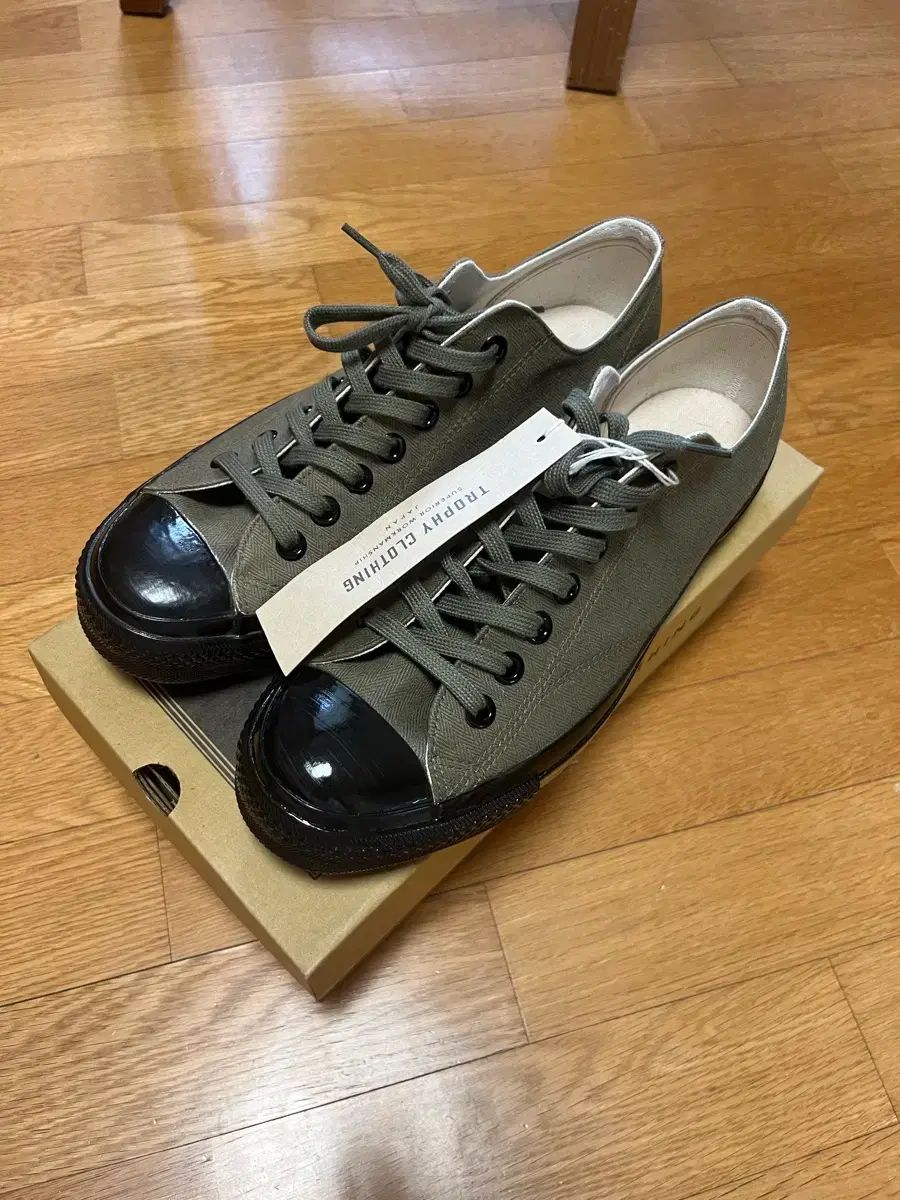 トロフィークロージング トレーナー シューズ 新品