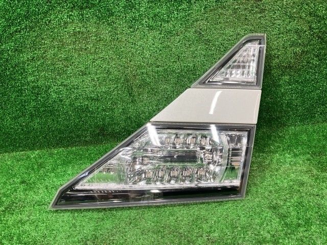 ヴェルファイア ANH25W 右フィニッシャーパネル 2.4Z 4WD 7人 コイト 58-35 81580-58150 070
