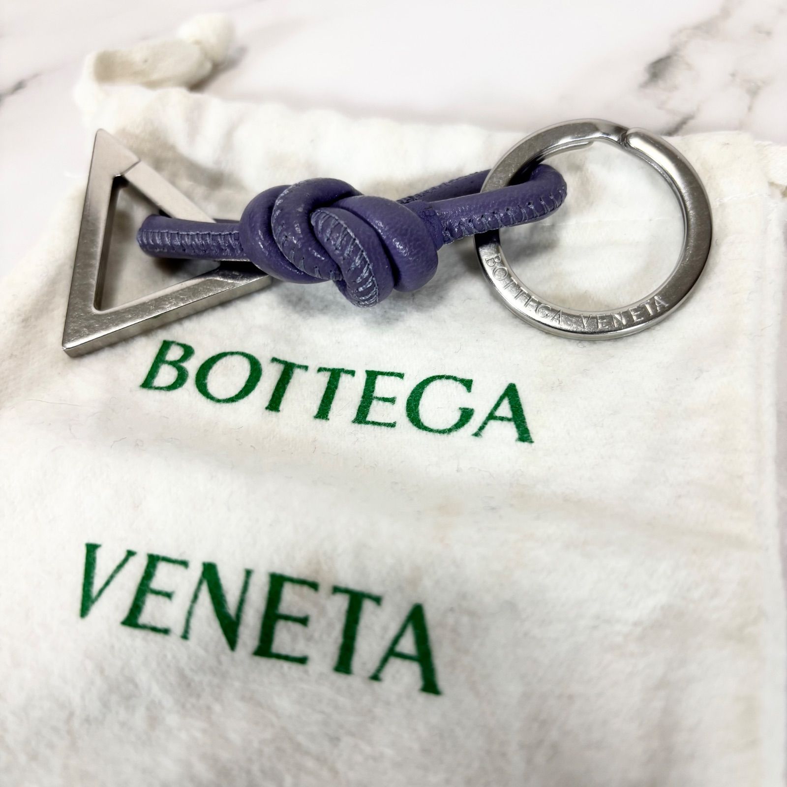 【未使用級】ボッテガヴェネタ BOTTEGA VENETA キーリング キーホルダー トライアングル ロゴ刻印 ラベンダー×アンティークシルバー 保存袋付き