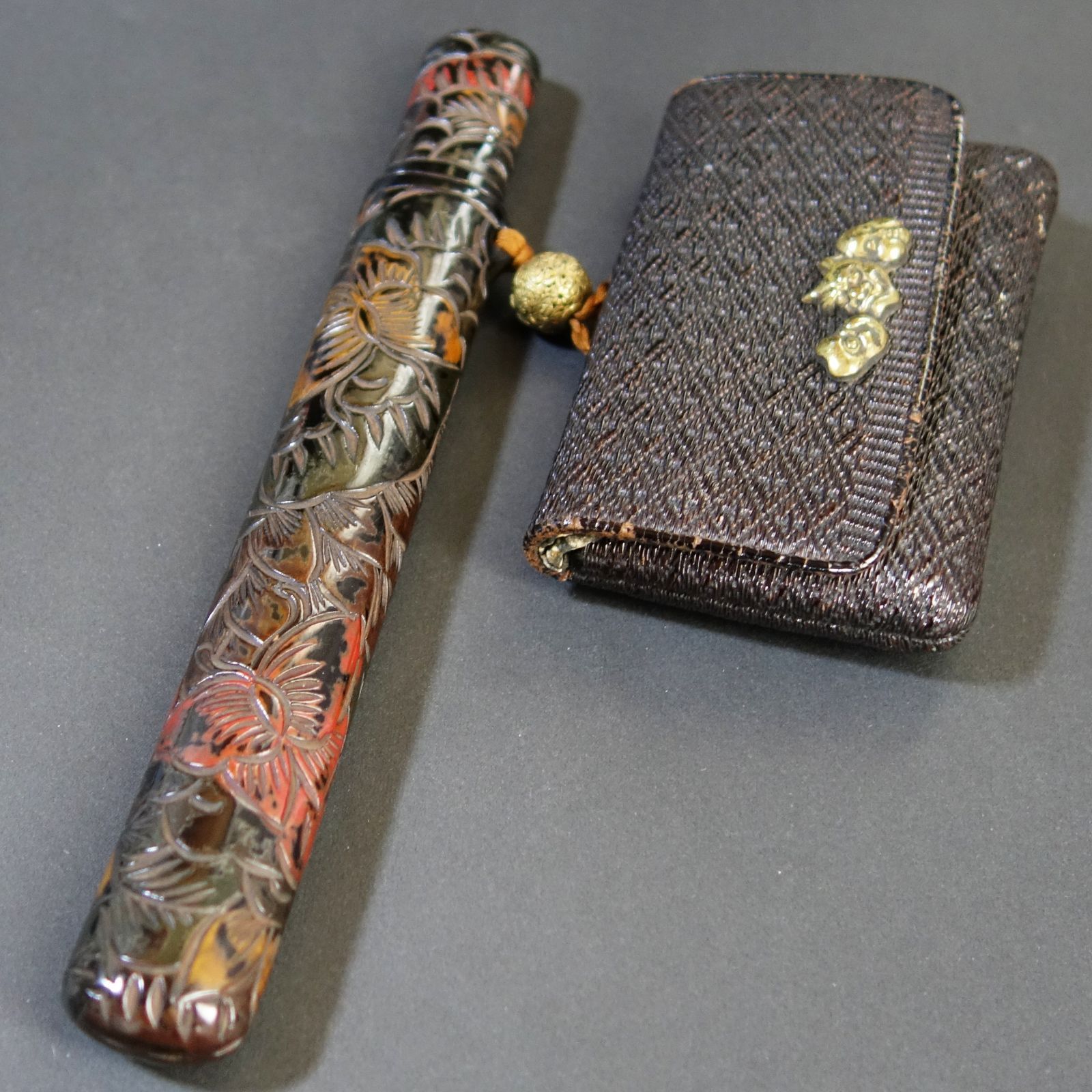 骨董逸品【牡丹蝶文様 煙管筒 煙草入 彫彩漆】 漆器 喫煙具 煙管 煙管筒 煙草入 骨董 古美術 Ea25050901