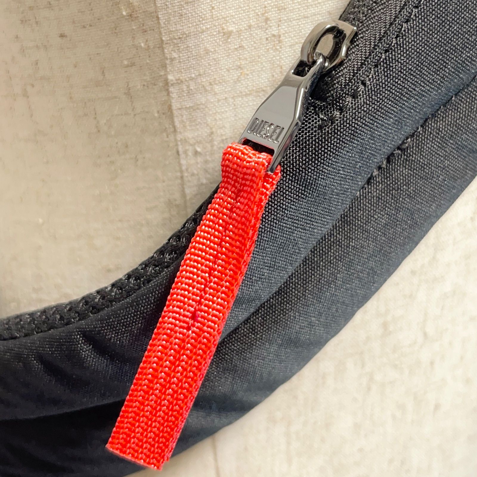 美品 DIESEL ディーゼル Zip-D-Sling Bag In Check-Jacquard Shell