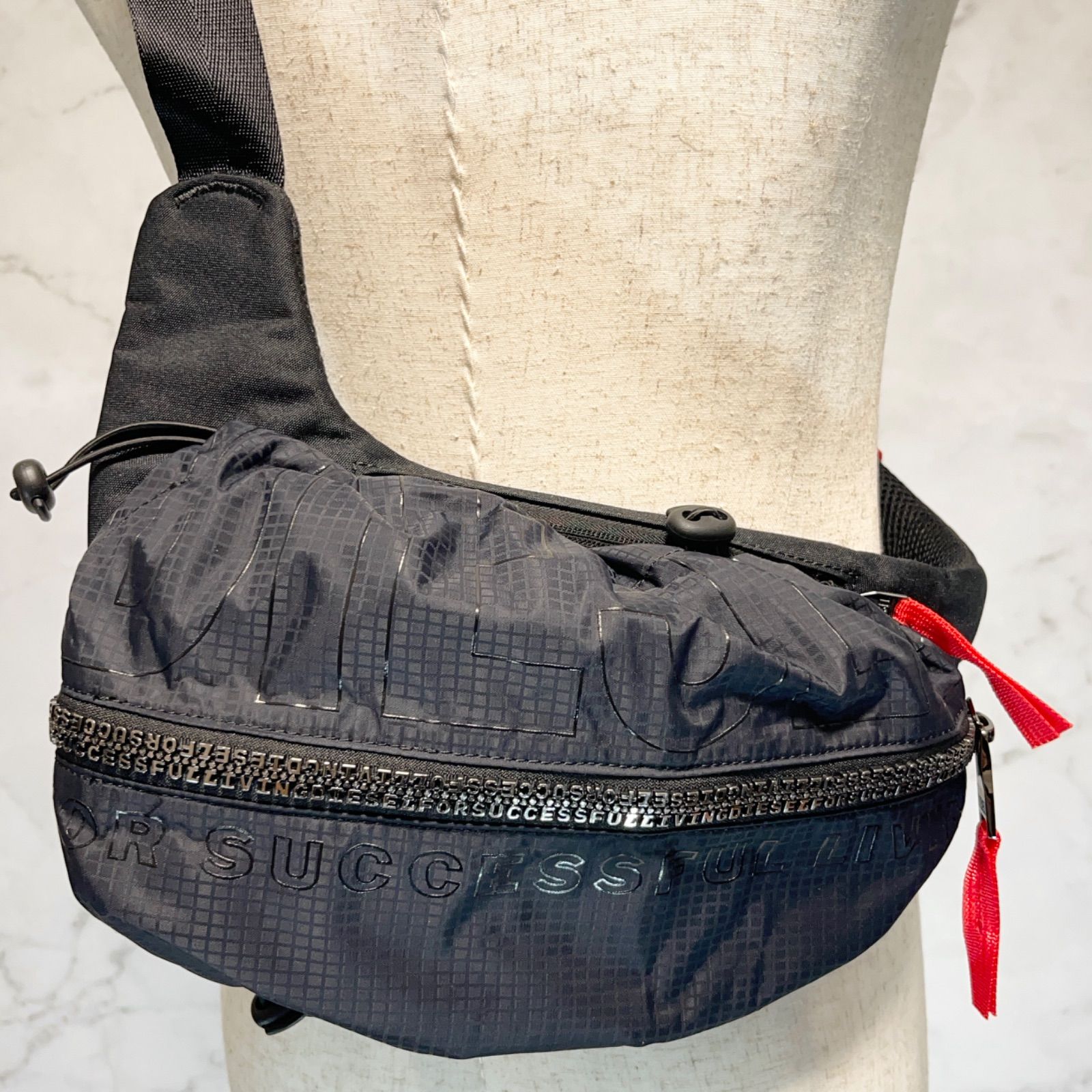 美品 DIESEL ディーゼル Zip-D-Sling Bag In Check-Jacquard Shell