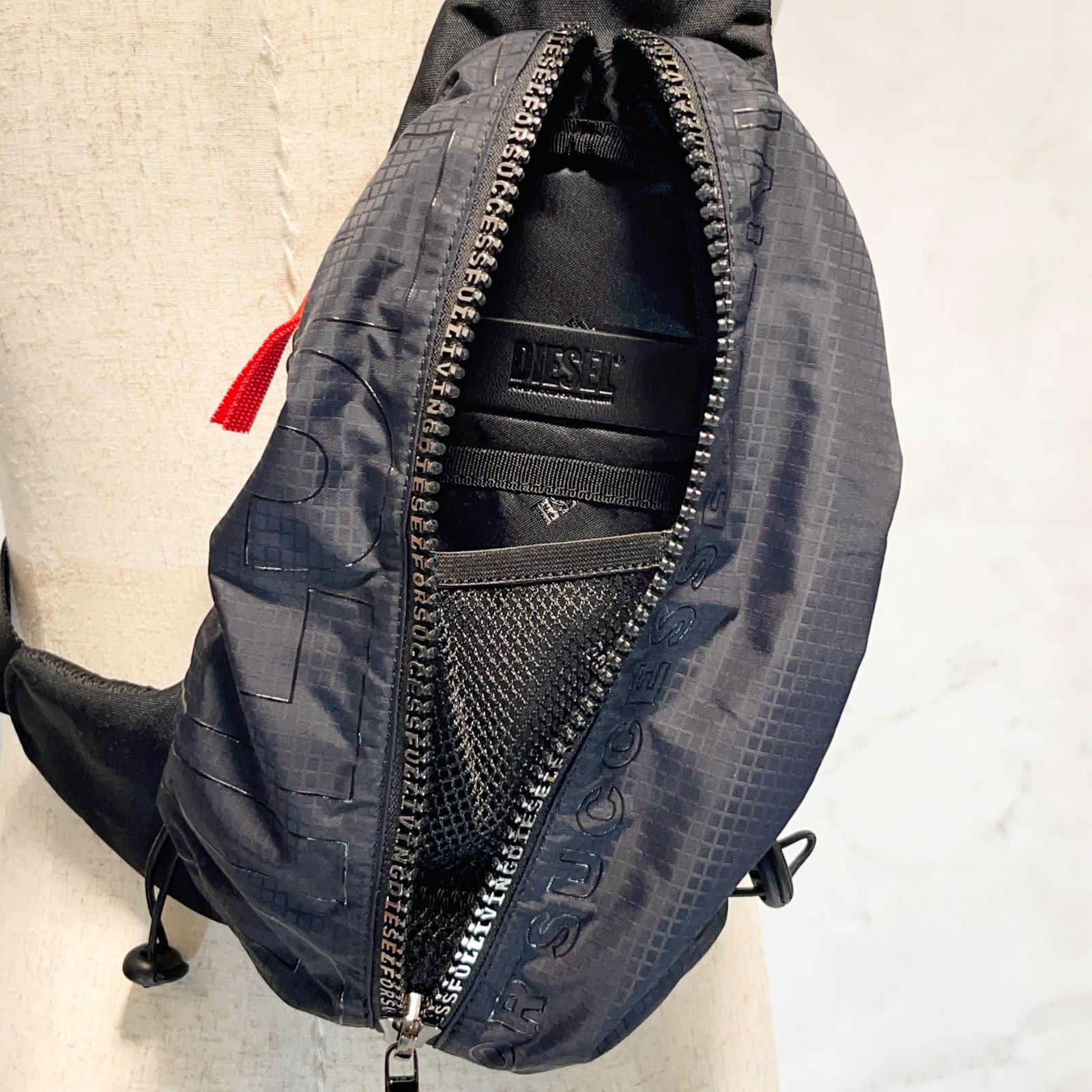 美品 DIESEL ディーゼル Zip-D-Sling Bag In Check-Jacquard Shell
