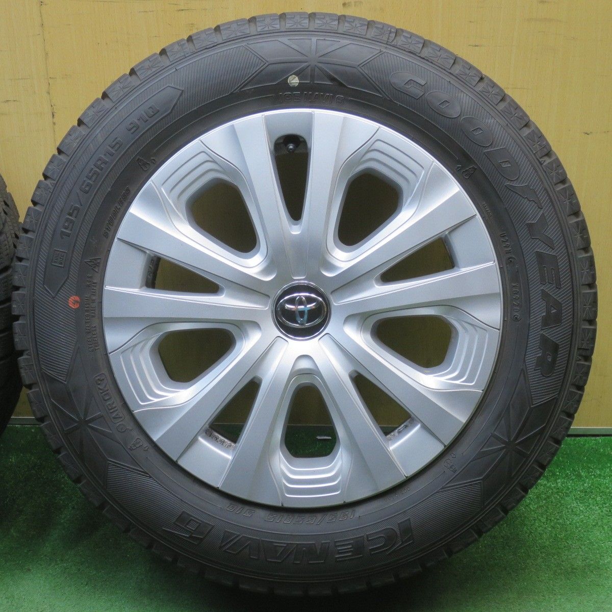 バリ溝！8.5分☆トヨタ 50系 プリウス 純正 195/65R15 スタッドレス 