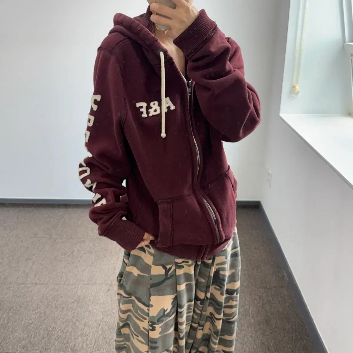Abercrombie アバクロンビー サイド ロゴ バーガンディ フードジップアップ